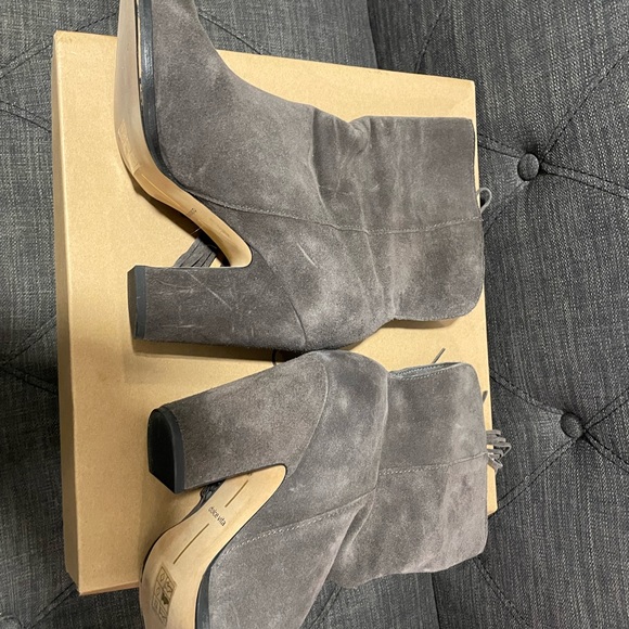 Grey Western Booties, Suede Dolce Vita 3.5 in., size 9.5 W US w/fringe,no zipper - Picture 2 of 5